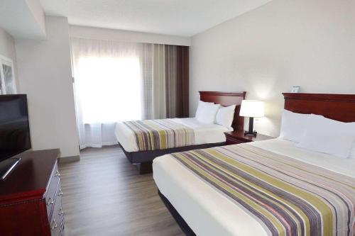 海泉市比洛希卡尔森江山酒店的酒店客房设有两张床和电视。
