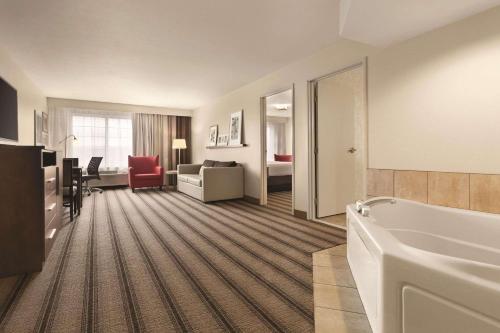 比林斯比林斯乡村套房江山旅馆的酒店客房设有浴缸和卧室。