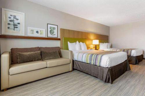 兰伯顿北卡罗来纳州兰伯顿雷迪森乡村套房酒店 的酒店客房,配有床和沙发