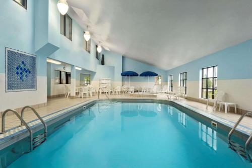 法戈法戈卡尔森江山旅馆&套房酒店的一座配有桌椅的酒店游泳池