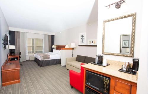 格兰福克格兰福克乡村套房酒店的酒店客房设有一张沙发和一张床