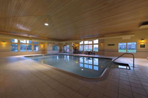 格兰福克格兰福克乡村套房酒店的大型建筑中的大型游泳池