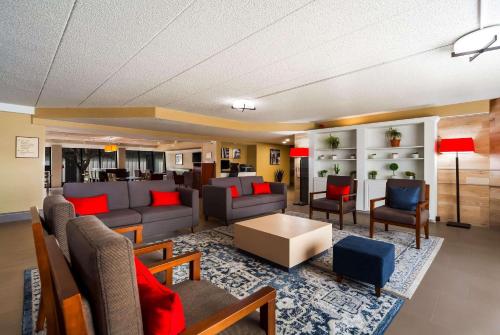 林垦卡尔森乡村酒店&套房 - 林肯机场的带沙发和椅子的大客厅