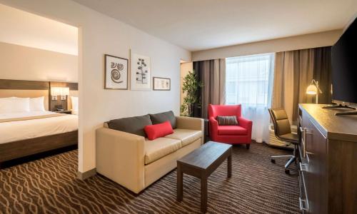 罗切斯特罗切斯特皮茨福德布赖顿乡村酒店及套房的酒店客房设有一张沙发和一张床