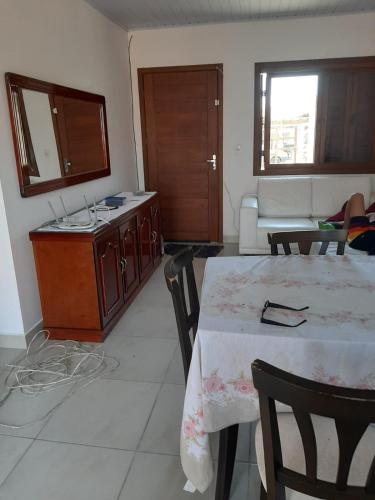 卡庞达卡诺阿Casa de Veraneio的配有桌椅和厨房的房间