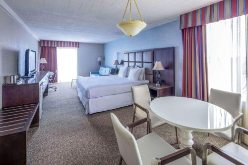 哈帕克长岛哈帕克丽筠酒店的酒店客房带一张床、一张桌子和椅子