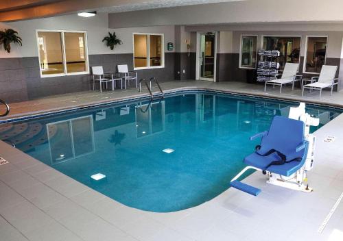 费尔伯恩南卡尔森费尔伯恩乡村套房酒店的一个带蓝椅和椅子的大型游泳池