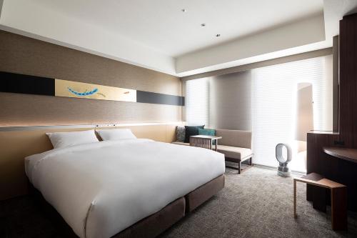 京都京都克劳斯酒店的一张大白色的床,位于酒店客房内