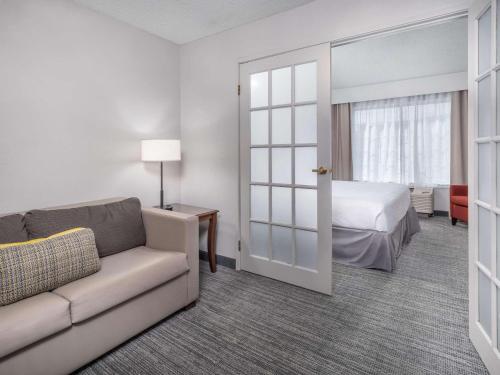 莫米莫米托莱多乡村套房酒店的客厅配有沙发和1张床
