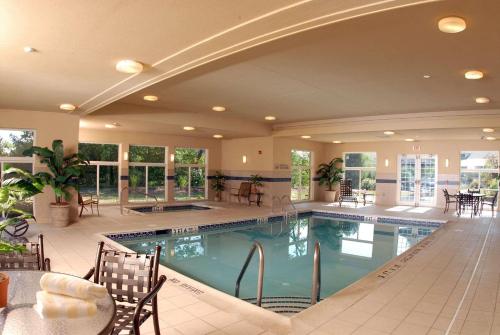 刘易斯堡雷迪森勒维斯堡PA套房旅馆的大楼内带桌椅的大型游泳池