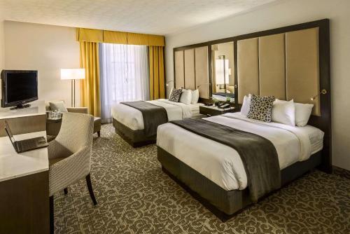 斯克兰顿斯克兰顿拉克万纳站雷迪森酒店的酒店客房设有两张床和电视。
