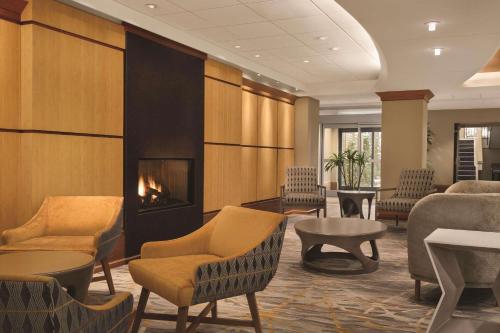 沃里克普罗维登斯机场丽笙酒店的一间设有椅子和壁炉的等候室