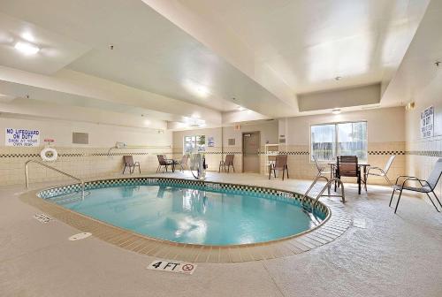 查尔斯顿卡尔森北北查尔斯顿乡村旅馆和套房酒店的一个带桌椅的房间的大型游泳池