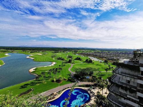 振林山Xtu Golf Villa Forest City二房独栋别墅的享有度假村高尔夫球场的空中景致