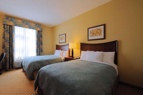 奥兰治堡奥兰治堡乡村套房宾馆的酒店客房设有两张床和窗户。
