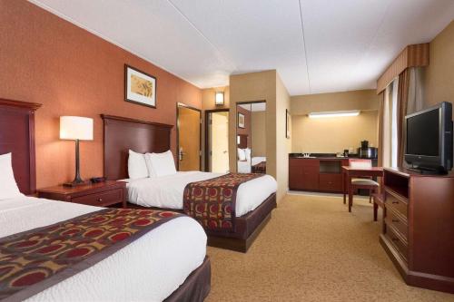 纳什维尔卡尔森纳什维尔机场江山套房旅馆的酒店客房设有两张床和一台平面电视。