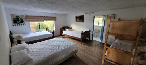 OvejeríaHacienda Yanahurco的一间卧室设有两张床和窗户。