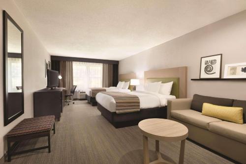 罗阿诺罗阿诺克乡村套房酒店的酒店客房,设有两张床和一张沙发
