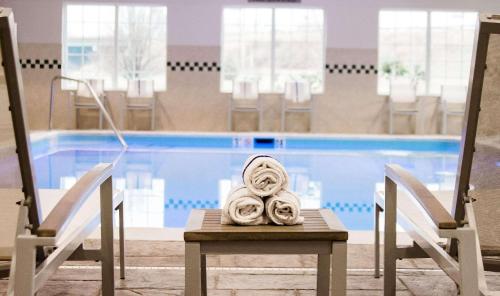 温彻斯特温彻斯特乡间酒店的坐在游泳池前桌边的毛巾
