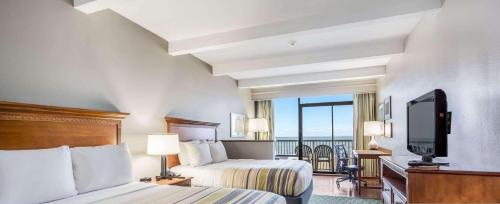 弗吉尼亚海滩弗吉尼亚海滩江山酒店的酒店客房设有两张床和一台平面电视。