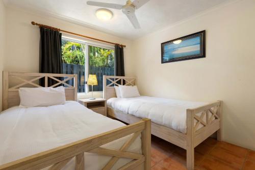 拜伦湾A Perfect Stay - Clarkes Beach Villa的带窗户的客房内的两张床