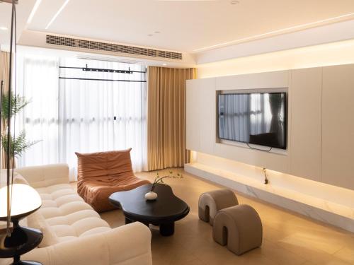 上海上海新天地奶油风超大客厅三卧室公寓的带沙发和电视的客厅