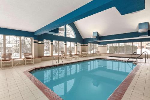 Schofield斯科菲尔德江山旅馆及套房的游泳池位于酒店带大型游泳池的客房