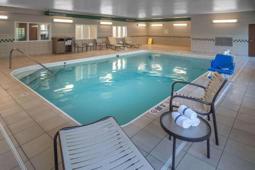 查尔斯顿南查尔斯顿江山旅馆套房酒店的一个带椅子和桌子的大型游泳池