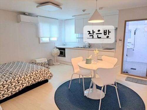 釜山Narae House的配有一张床和一张桌子及椅子的房间