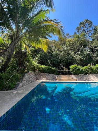 象岛Island View Resort Koh Chang的蓝色的游泳池,后面有棕榈树