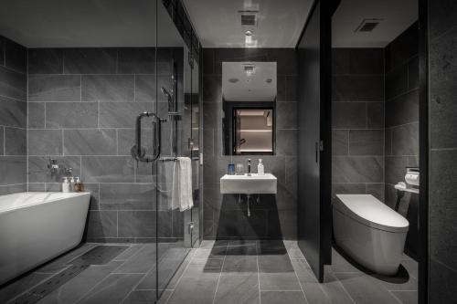 大阪Nest Hotel Osaka Umeda的一间带水槽、卫生间和淋浴的浴室