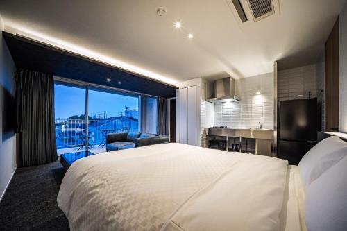淡路Hotel Dios - Vacation STAY 40406v的卧室设有一张白色大床和大窗户