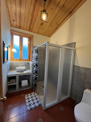 圣胡安拉拉古纳Casa Atitlan I的带淋浴和盥洗盆的浴室