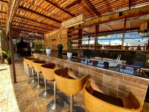 奇廉Alojamiento RBOY Las Mariposas的酒吧,餐厅里摆放着一排椅子