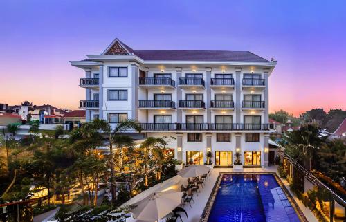 暹粒Ratana Angkor Hotel的大楼前有游泳池的酒店