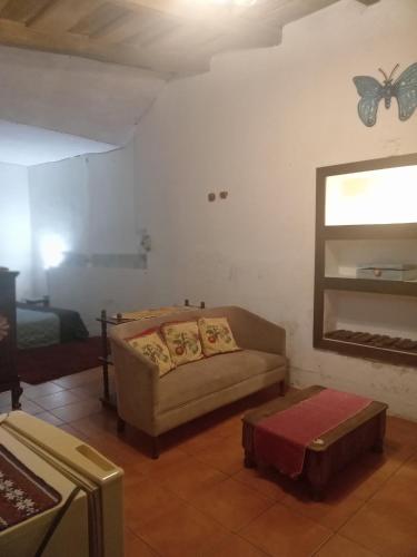 危地马拉安地瓜Casa 27的客厅配有沙发和墙上的蝴蝶