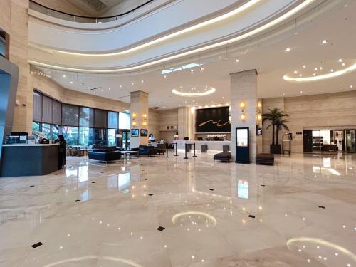 梧栖台中港酒店的大堂,设有大型大理石地板