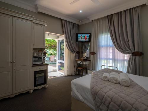 格罗布勒斯达尔Familia Guesthouse的一间卧室配有一张床、一台电视和一扇门