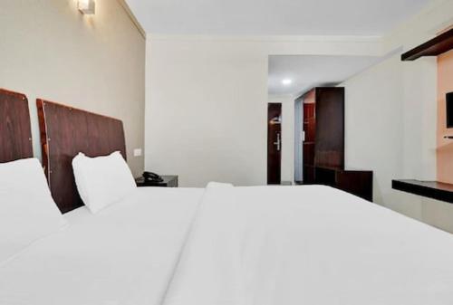 阿勒皮Aec Travels and Leisure Solution Pvt Ltd的一间带白色大床的卧室和一间房间