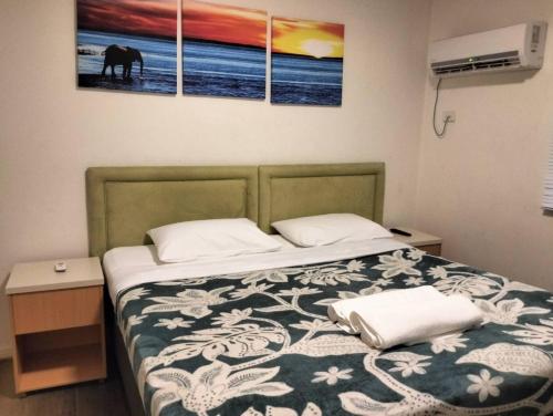 布里斯班cliffinn kangaroo point的一张床上有两个枕头的房间