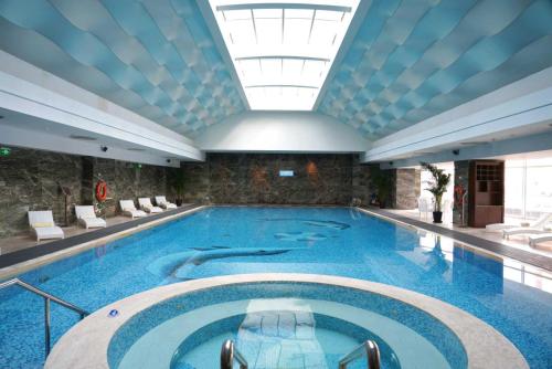 大连大连中远海运洲际酒店的一座带天花板的大型游泳池