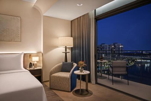 迪拜云溪港皇宫酒店的一间卧室设有一张床和一个美景窗户。