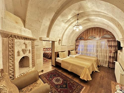 格雷梅石屋洞酒店的一间卧室配有一张床和一个壁炉