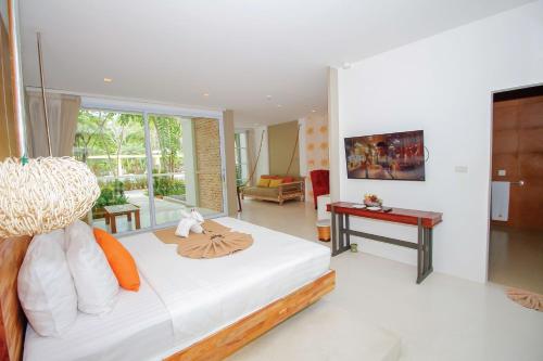 班泰Summer Luxury Beach Resort & Spa的一间卧室设有一张床和一间客厅。