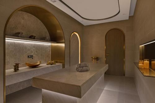 迪拜云溪港皇宫酒店的一间带大水槽和台面的浴室