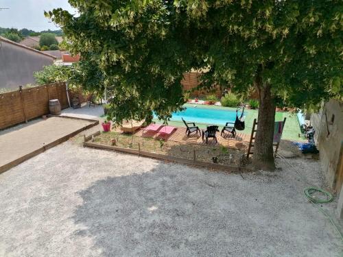 MontechL'Oustal的后院设有游泳池和树
