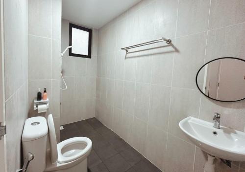 加影Tranquil Suite, MKH Boulevard 2的一间带卫生间、水槽和镜子的浴室