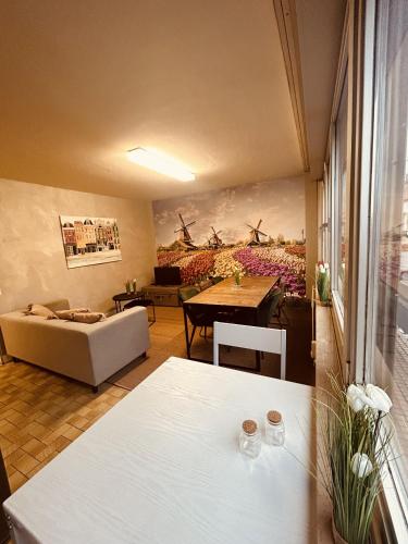 圣阿沃尔德LA MARIEFACTURE - Comme à Amsterdam的客厅配有沙发和桌子