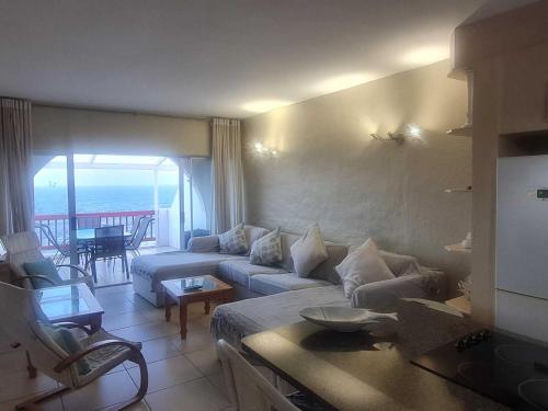 巴利托Santorini Beach Views - 23 Perissa的客厅配有沙发和桌子