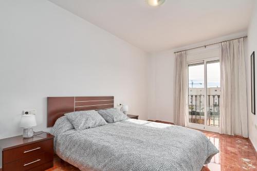 贝莱斯Casa Axarquia的白色的卧室设有床和窗户